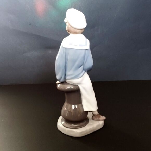 Lladro Vintage "Boy With Yacht" #4810 Porcelain Figurine - Picture 3 of 7